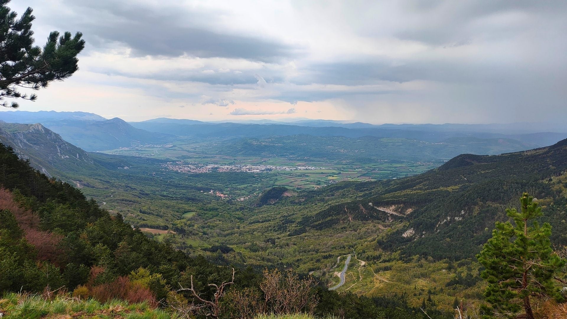 Ajdovščina — Pueblo del valle entre viento, río y piedra