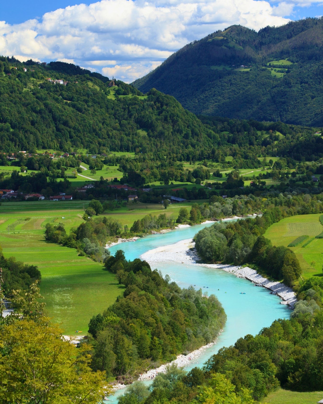 Luz invernal y agua esmeralda clara en el desfiladero del Soča