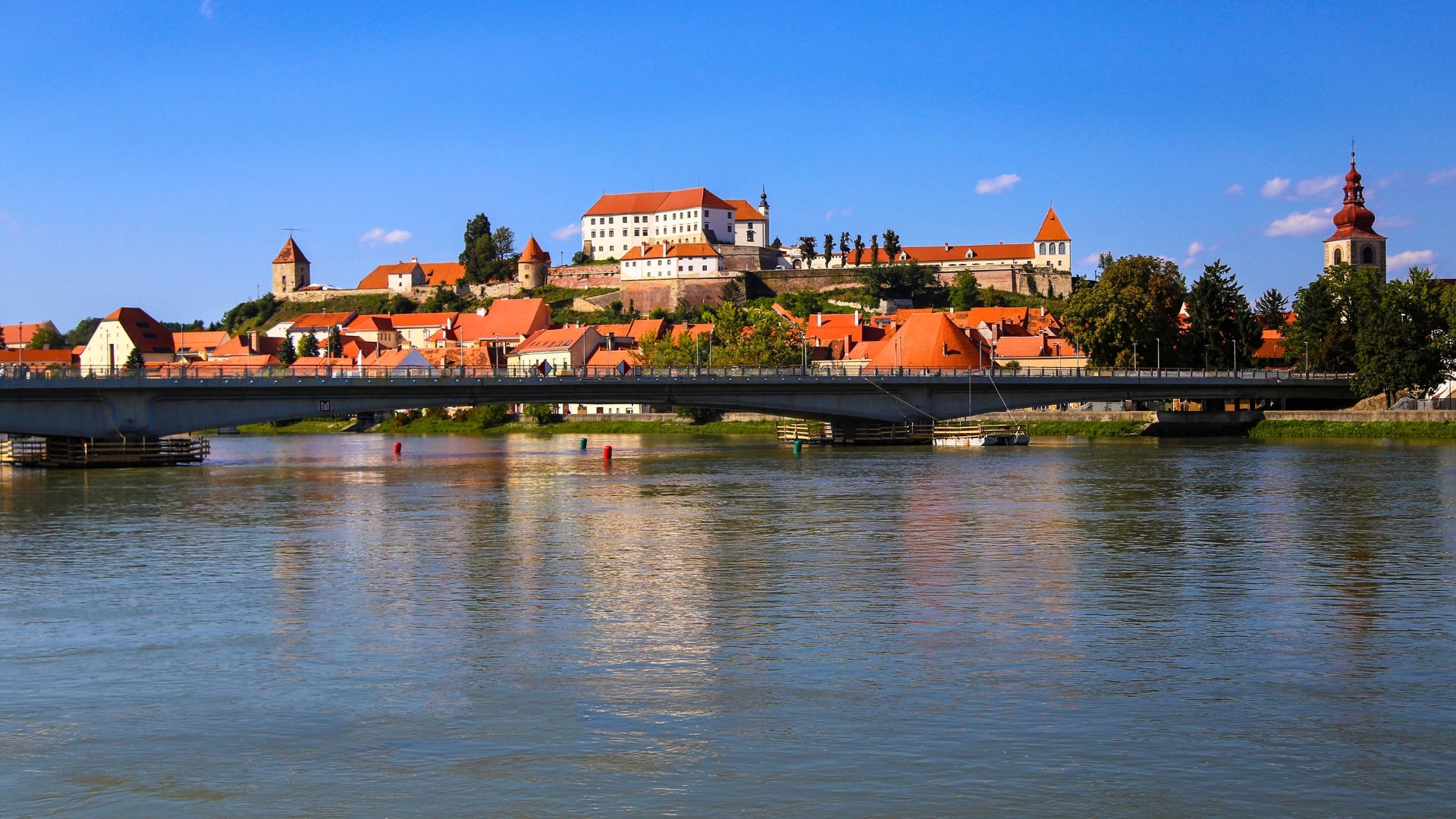 Section calme du lac de Ptuj le long de la rivière Drave