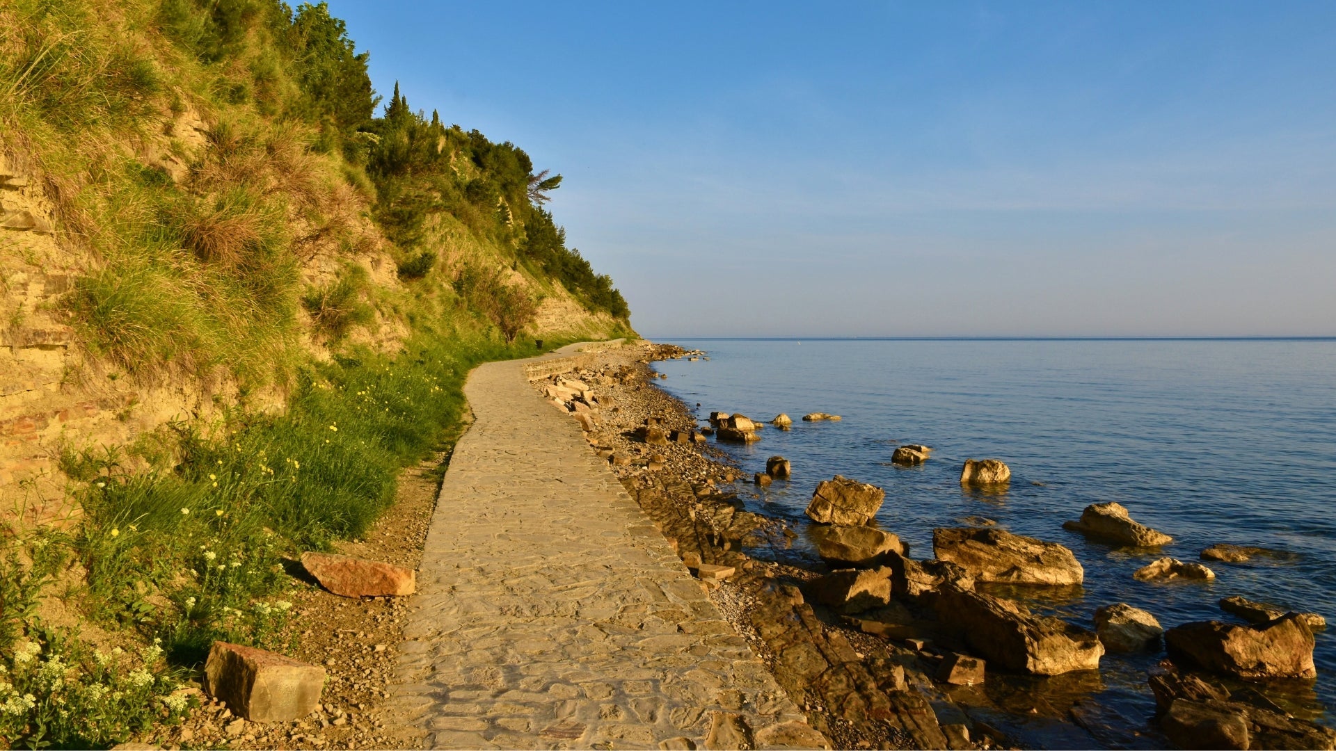 Paseo costero de la bahía de Fiesa
