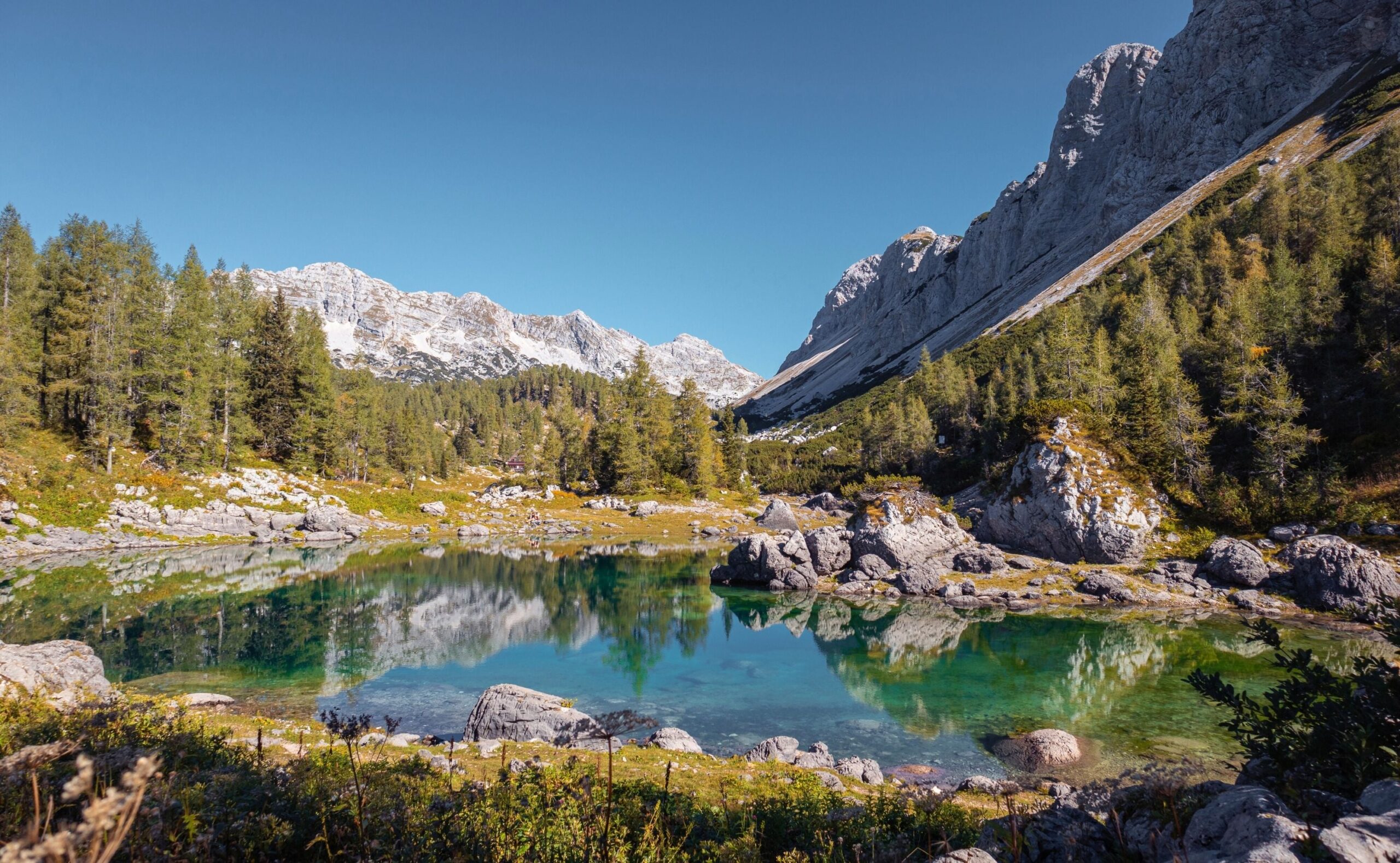 Lago glaciar y cuenca rocosa en el valle de los Siete Lagos, en el parque nacional del Triglav