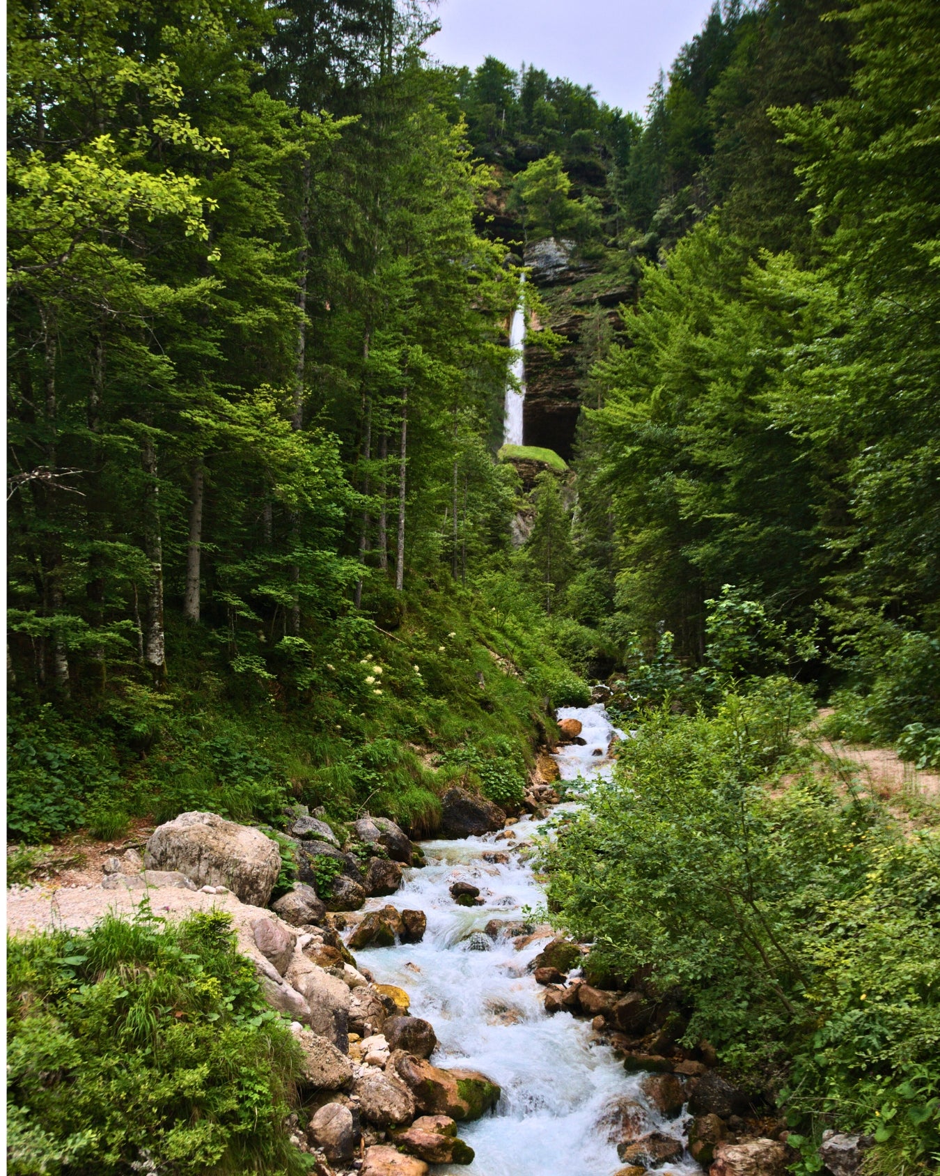 Cascada de Peričnik en invierno con formaciones de hielo