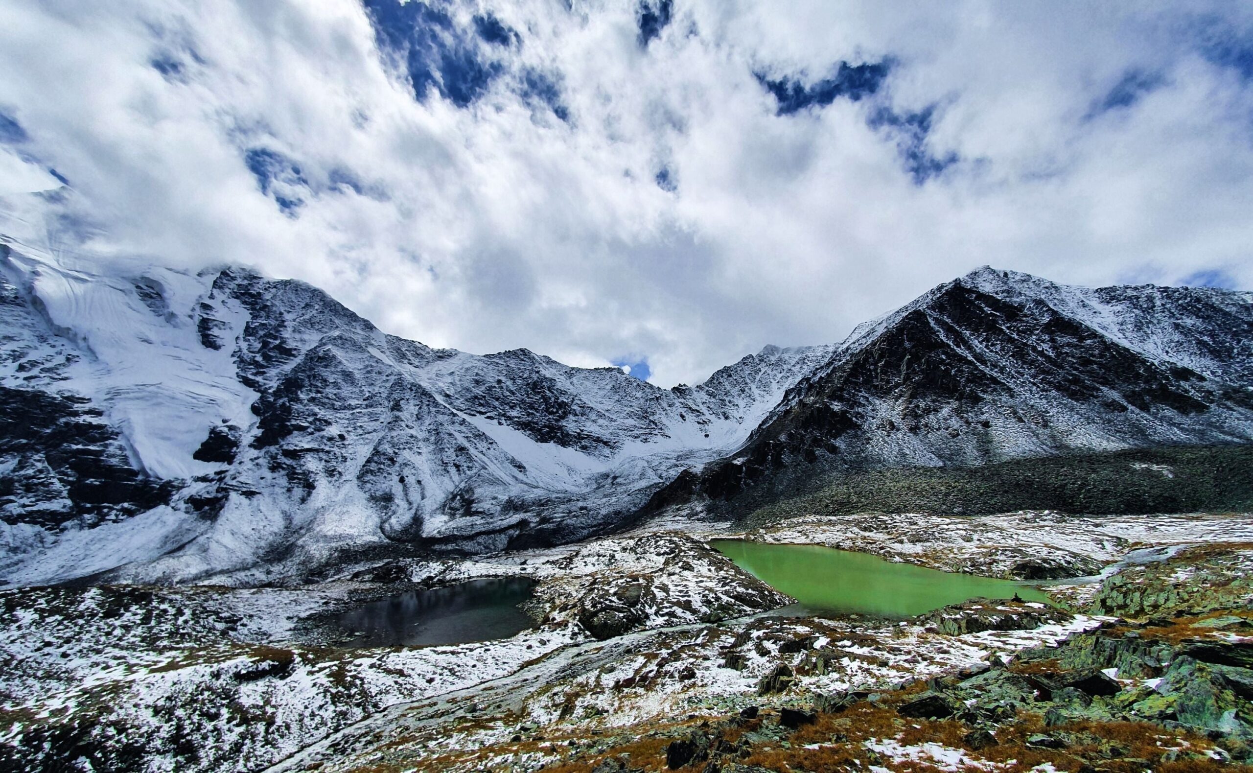 Lago Grande en el valle de los Siete Lagos con reflejos de los picos circundantes