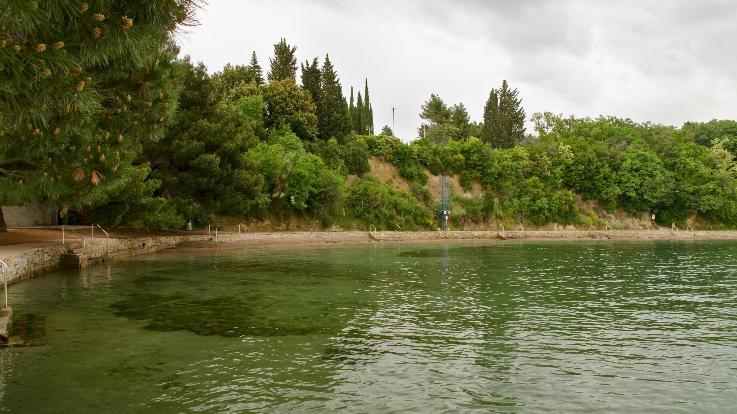 Calas naturales y costa rocosa en la península de Debeli Rtič