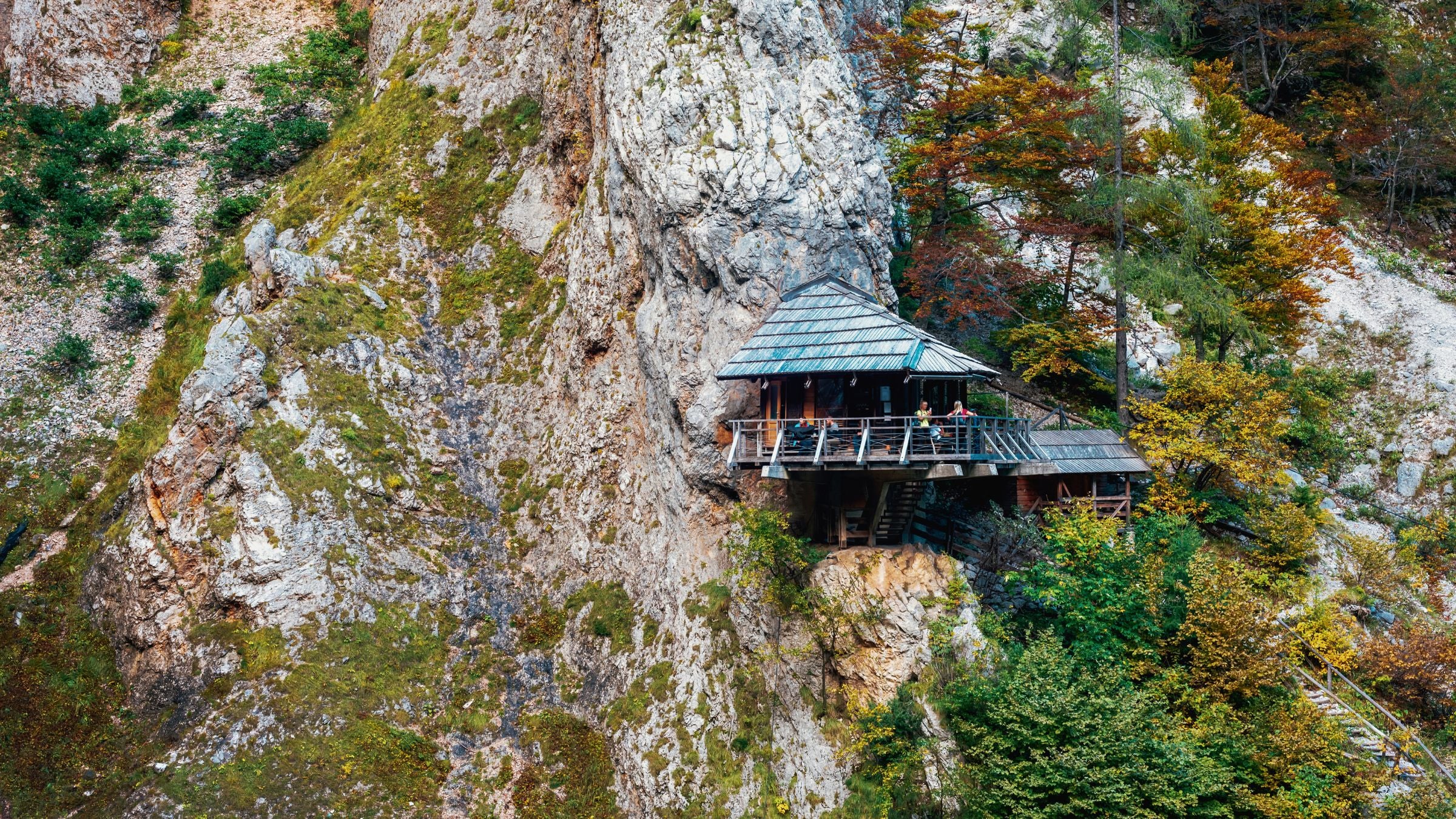 Prairie de Logarska Dolina avec ferme traditionnelle et hauts sommets