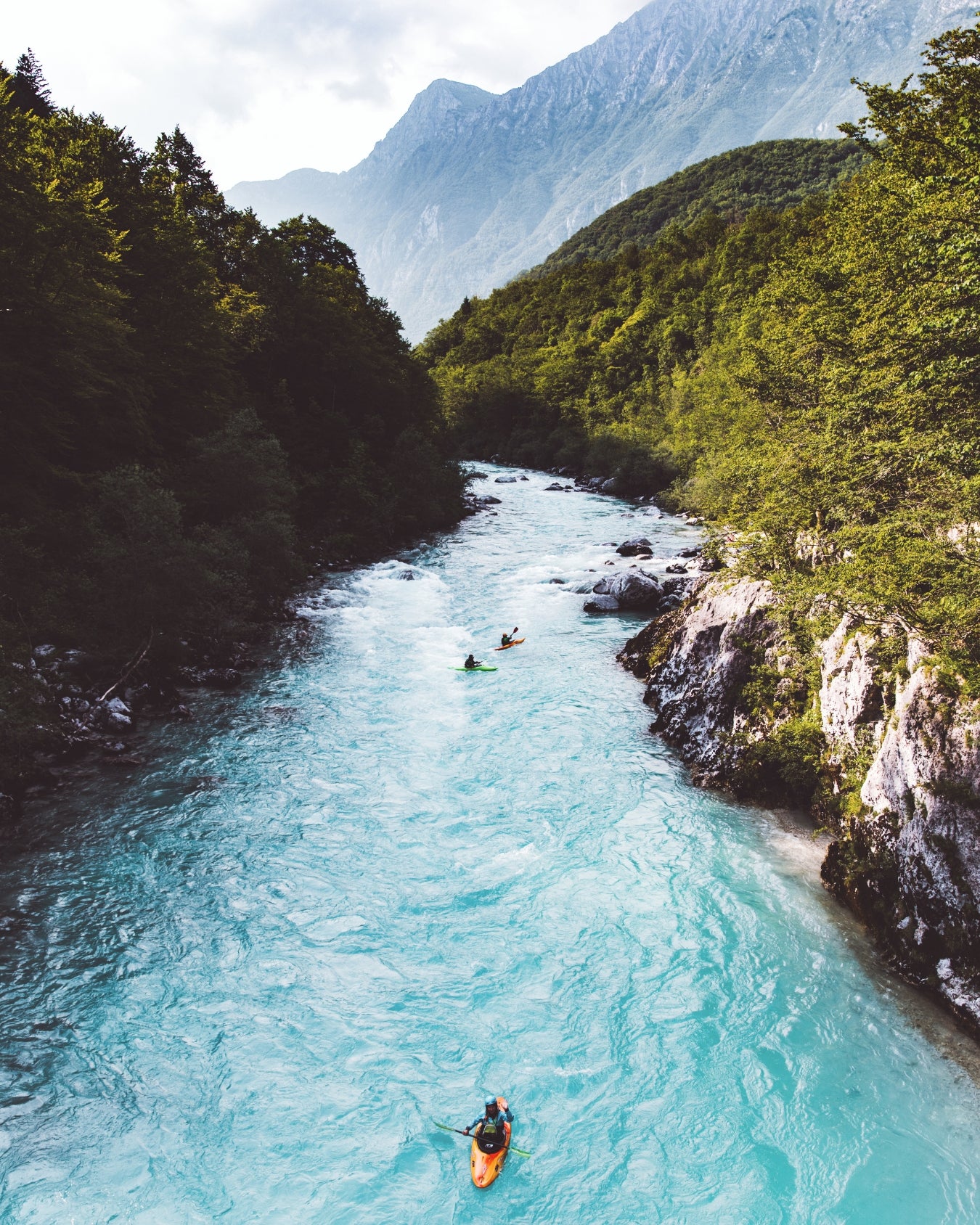 Puente cruzando el río Soča con agua esmeralda debajo