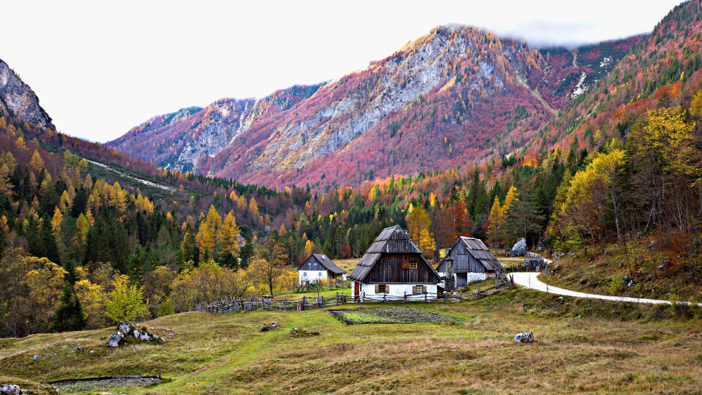 Sentier de haute montagne et bassins rocheux près des lacs de Križ