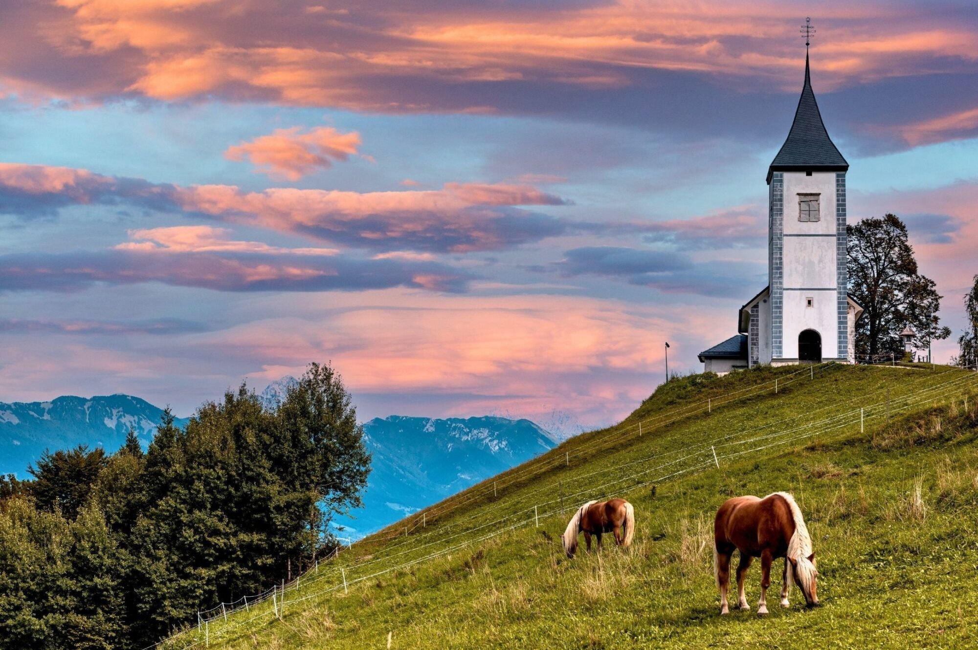Point de vue de Jamnik — L’église sur la crête face aux Alpes