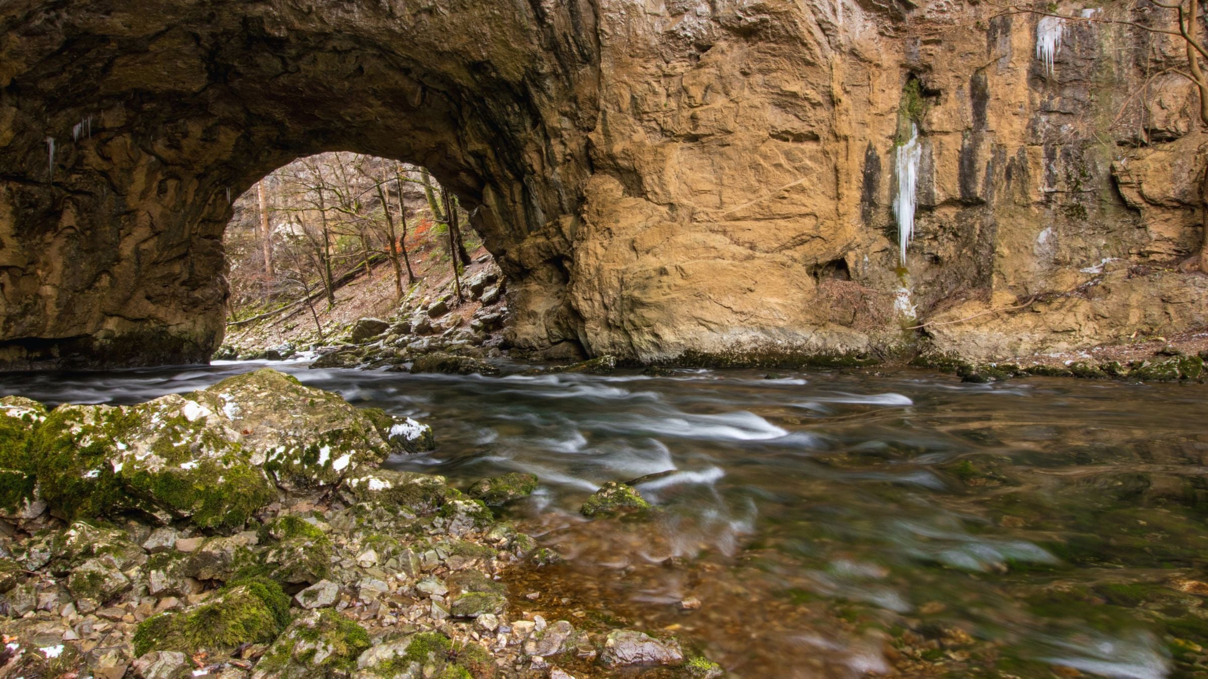 Kamniti lok in kraška reka v Rakovem Škocjanu
