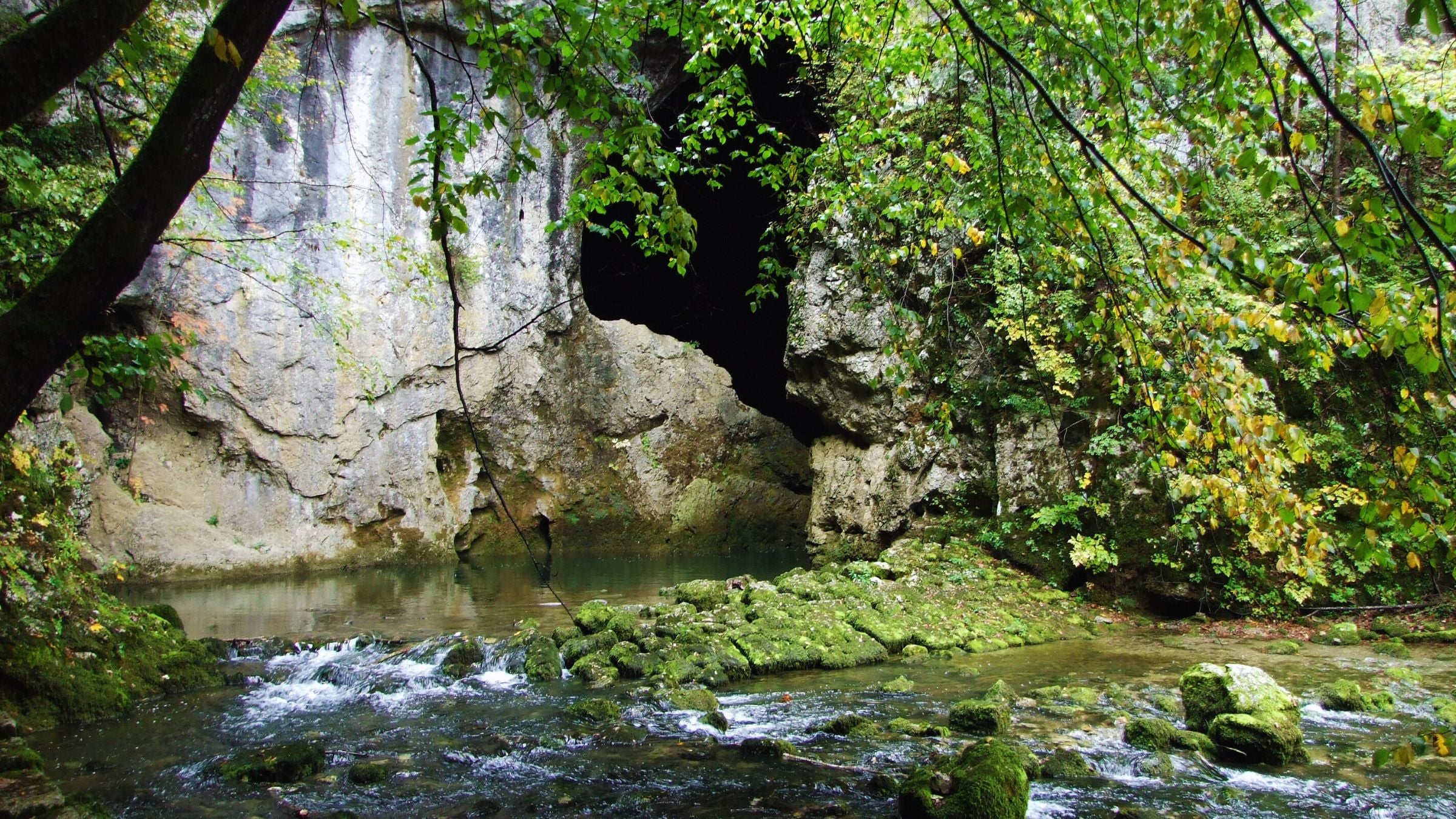Veliki naravni most v Rakovem Škocjanu ob zlati uri