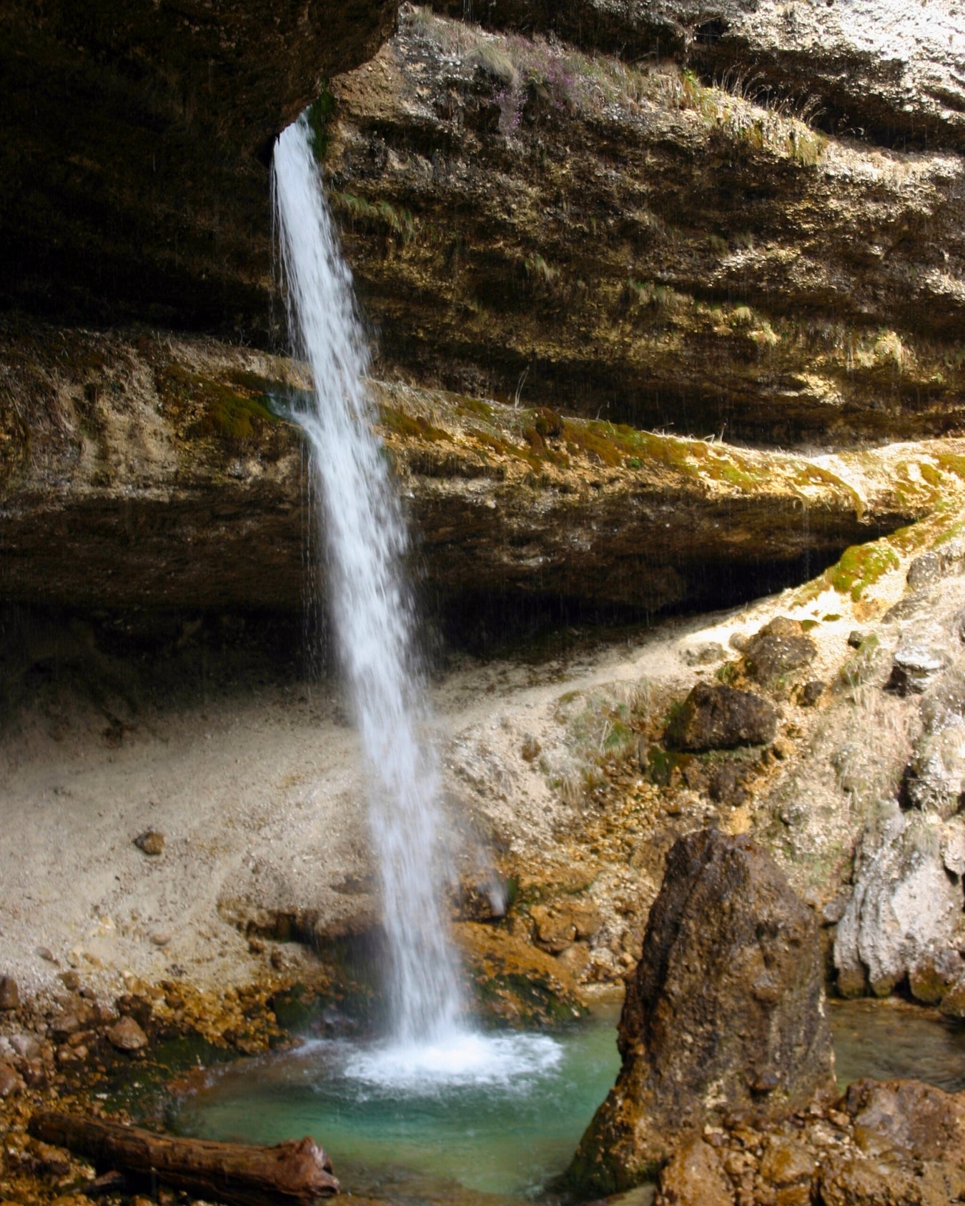 Cascada de Peričnik cayendo en una cortina vertical en el valle de Vrata