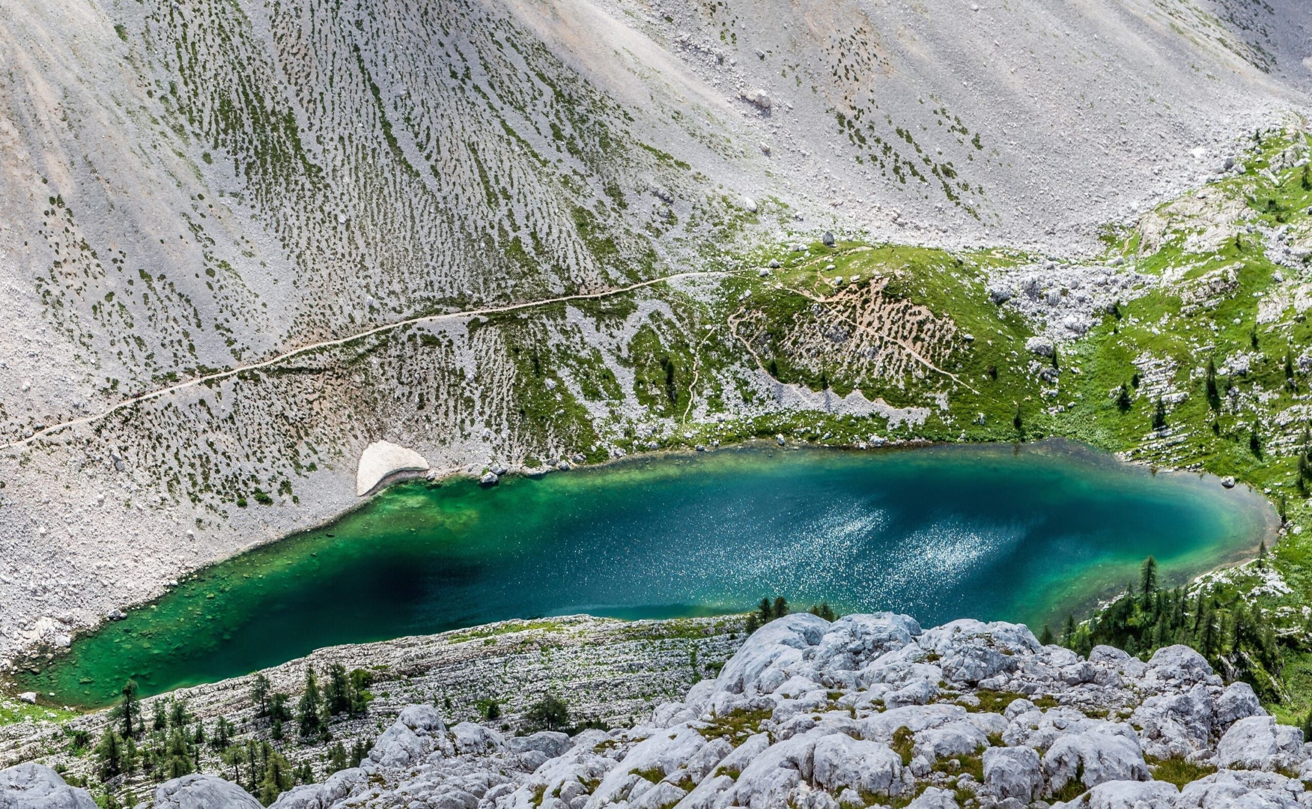 Sendero en la parte alta del valle de los Siete Lagos con picos alpinos al fondo