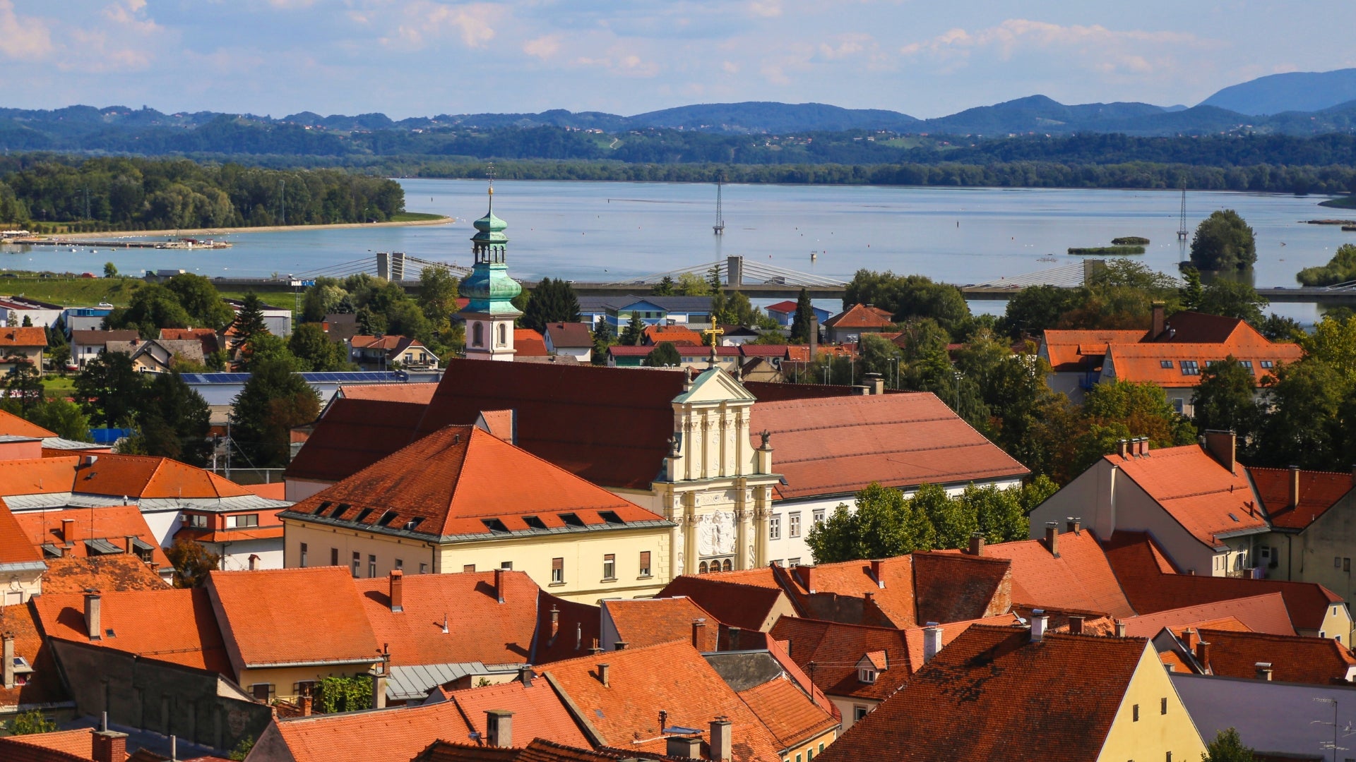 Longue surface calme du lac de Ptuj avec de doux reflets