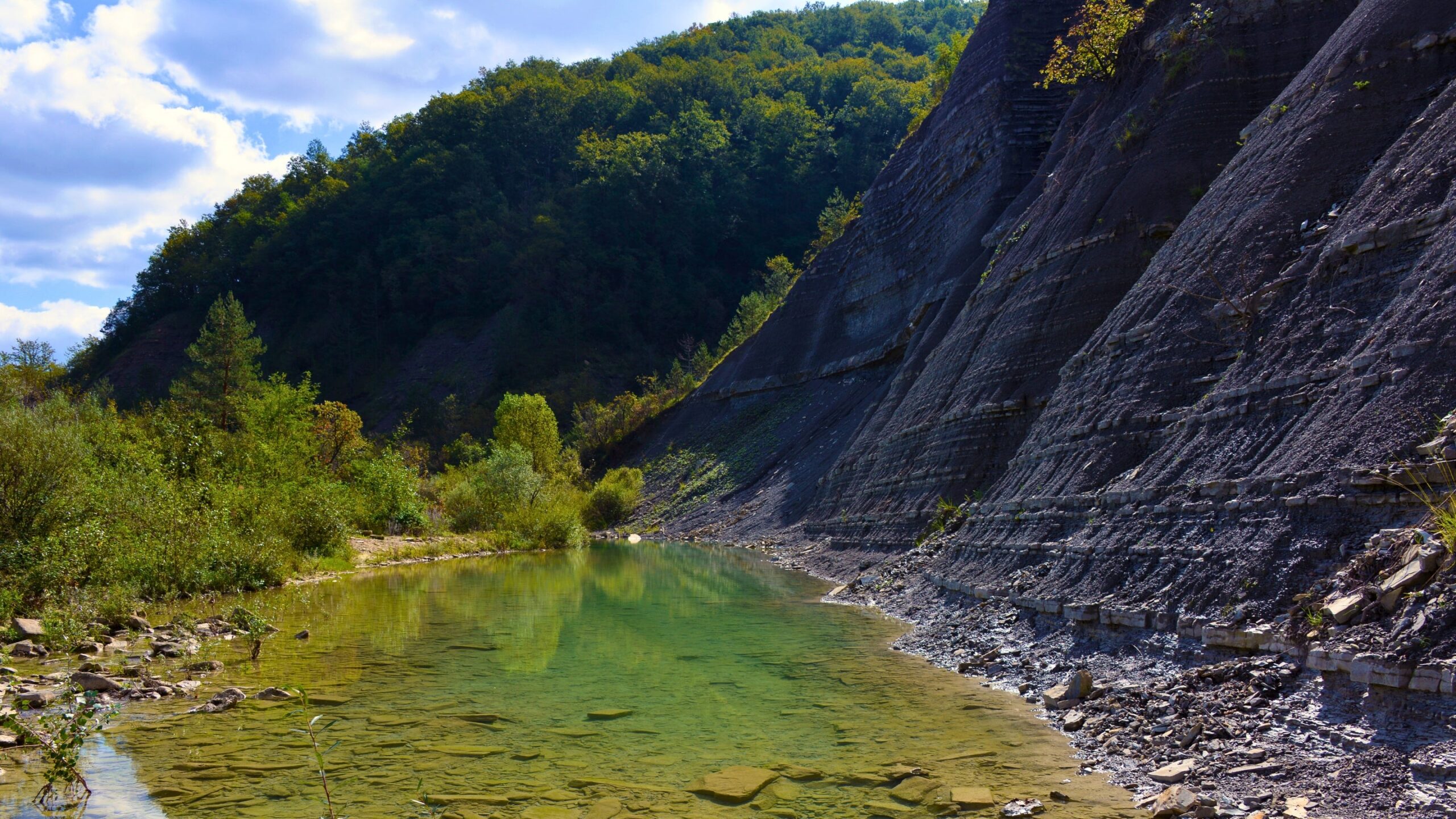 Formations de flysch en terrasses et vasques peu profondes et chaudes dans la vallée de la rivière Dragonja