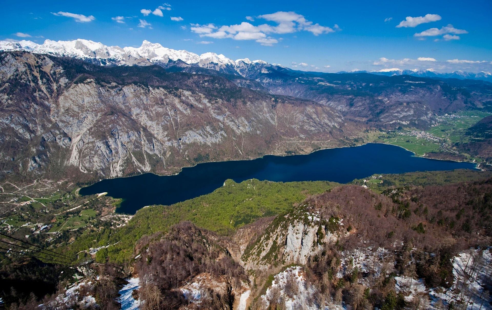 Reflejos de otoño en el lago Bohinj
