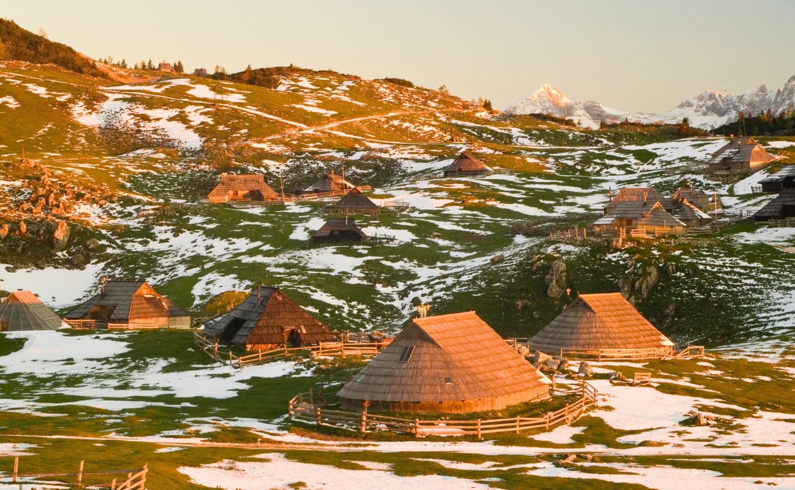 Amanecer sobre los pastos alpinos y las cabañas de Velika Planina