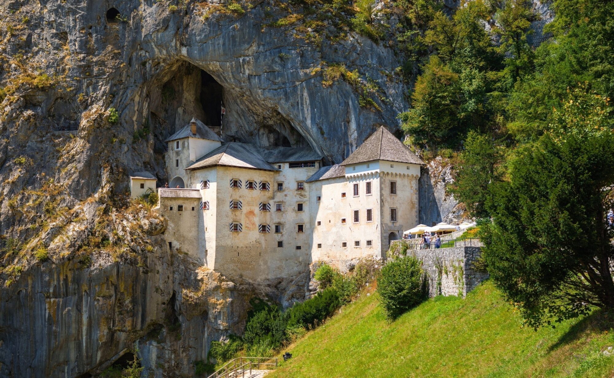 Guide de Postojna – Grotte de Postojna, château de Predjama et paysages karstiques