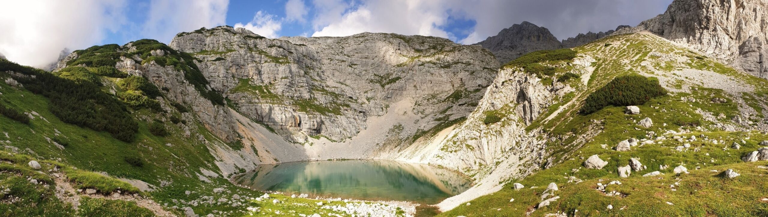 Lacs émeraude de Križ entourés de hauts sommets calcaires dans les Alpes juliennes