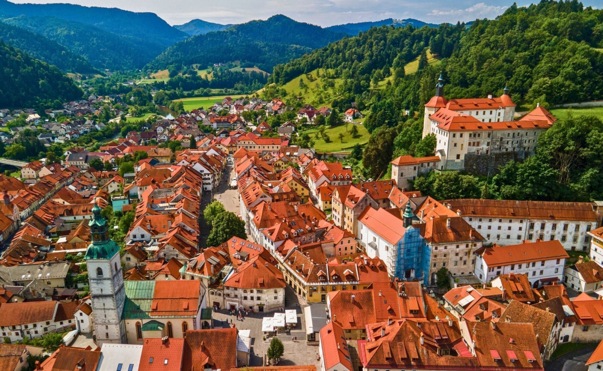 Guía de la ciudad de Škofja Loka – Calles medievales, castillo de Loka y vistas del puente