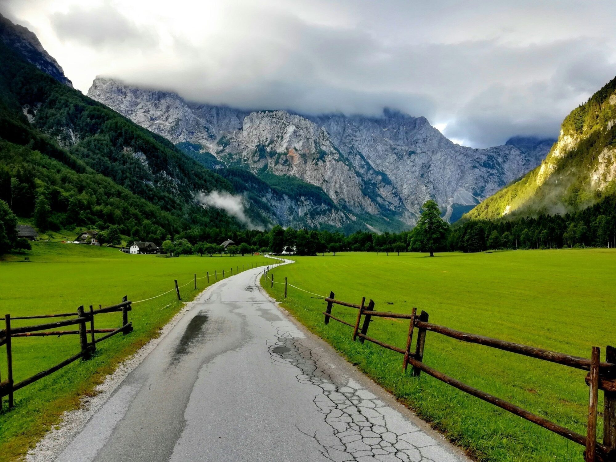 Logarska Dolina — Vallée glaciaire alpine avec la cascade de Rinka