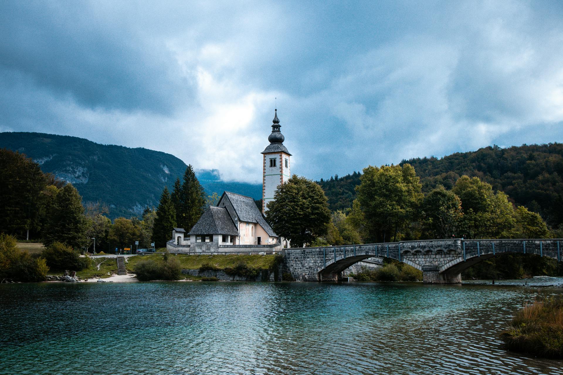 Lago Bohinj con montañas y bosque