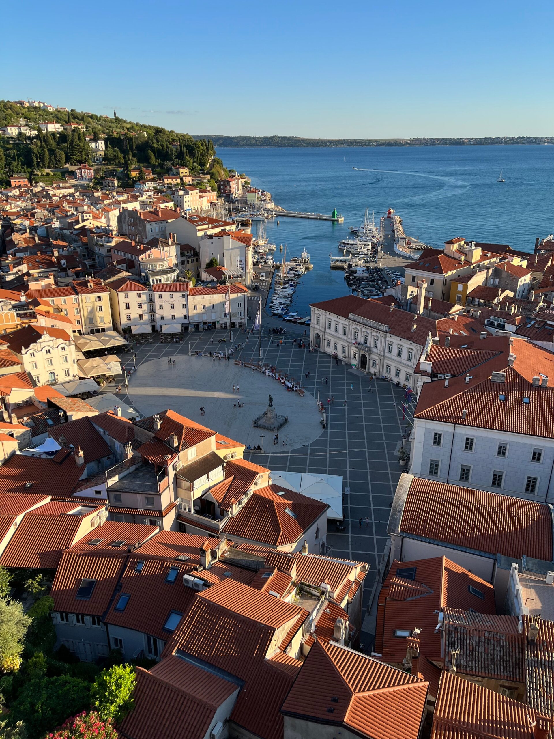 Place Tartini à Piran avec le campanile et les façades en bord de port