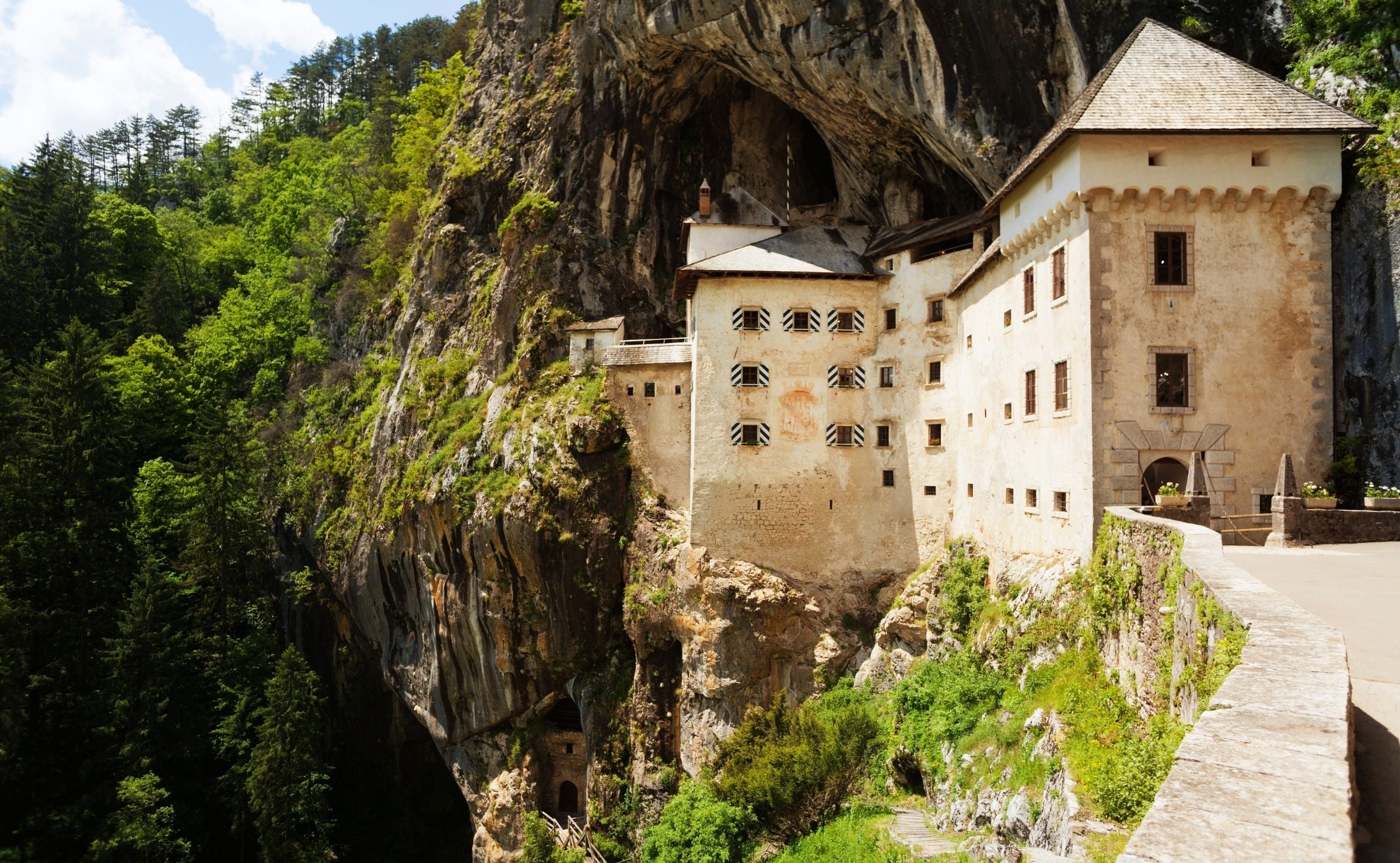 Castillo de Predjama construido en un acantilado