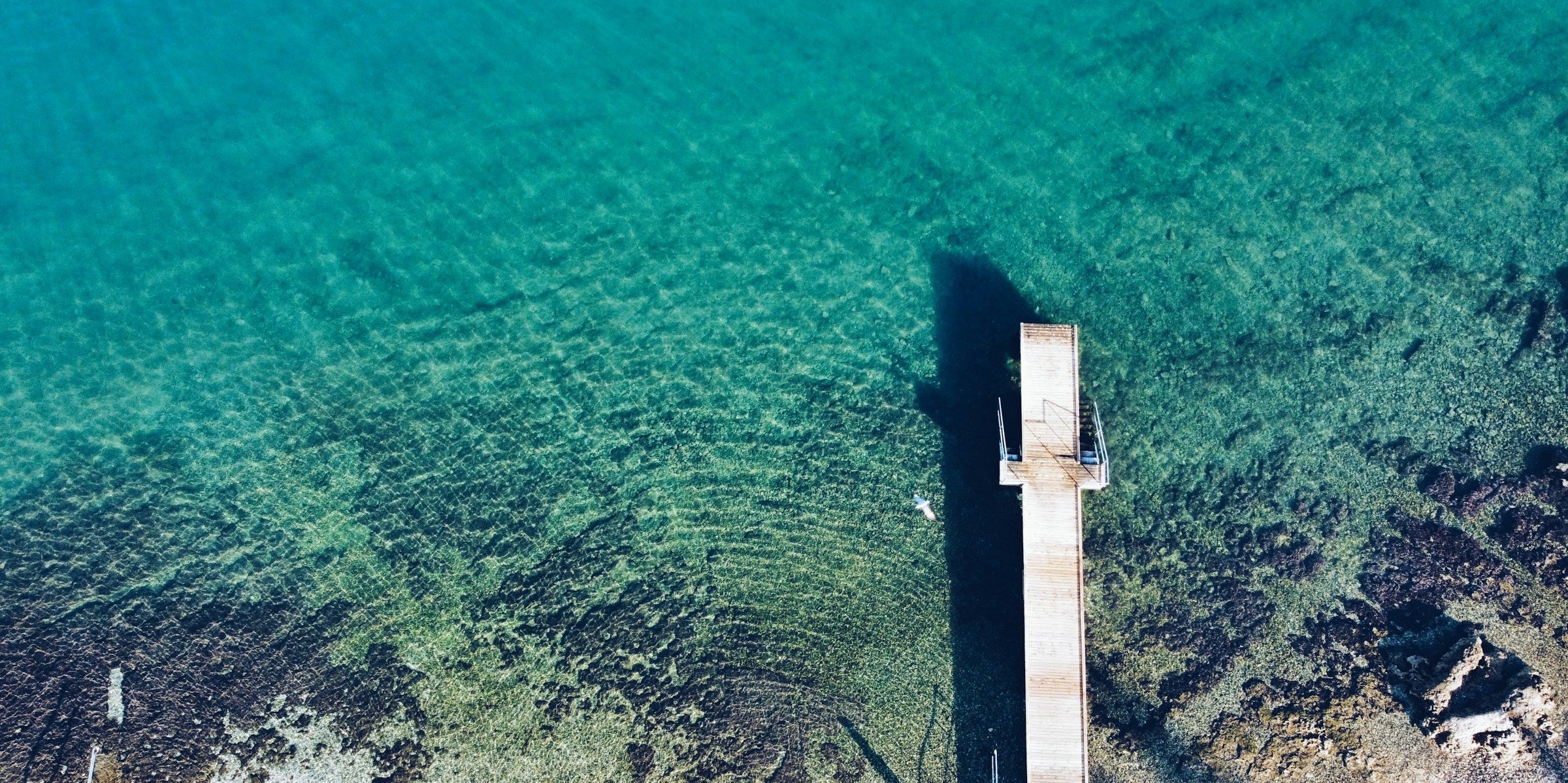 Luz de atardecer a lo largo del paseo costero de Izola