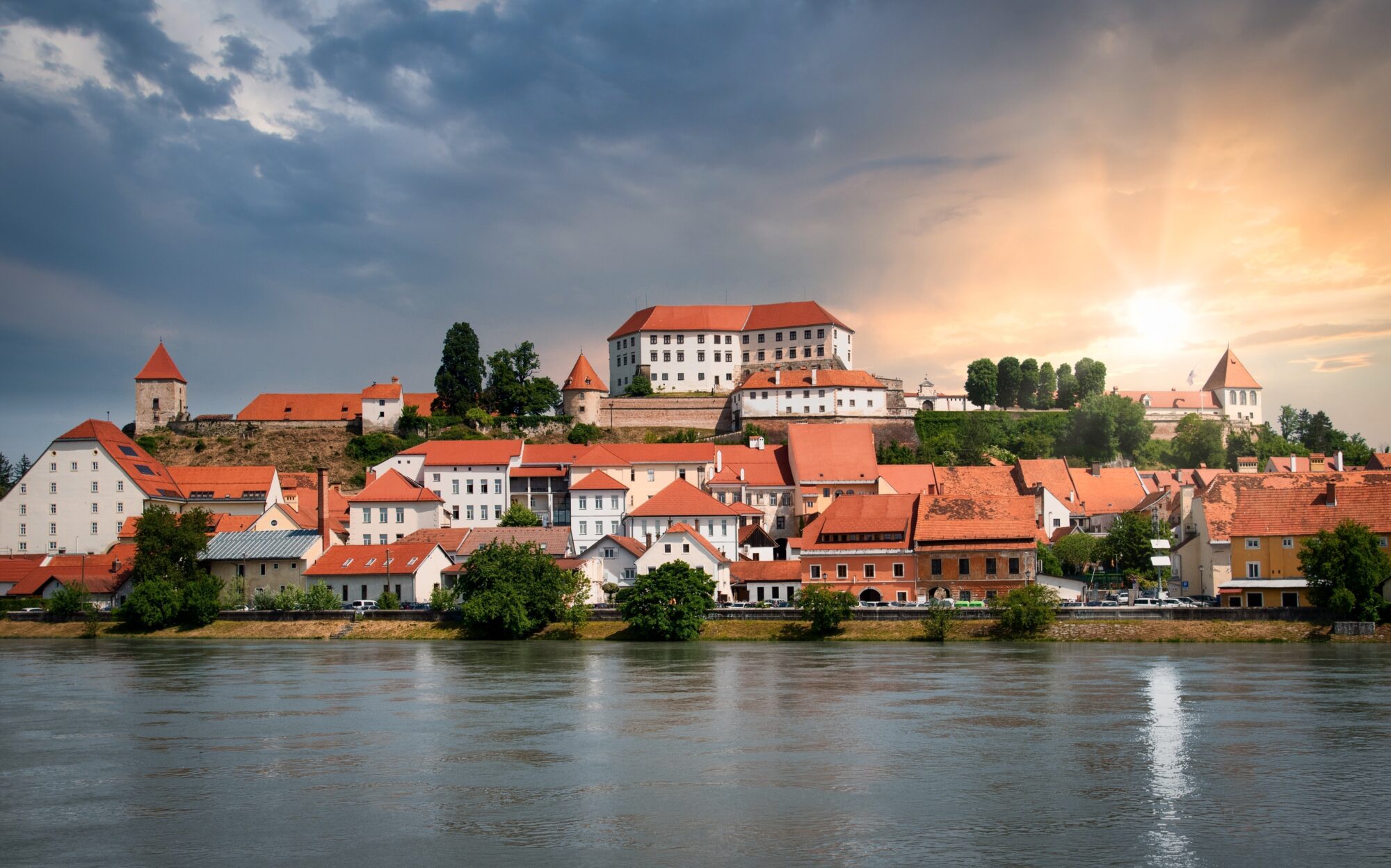 Guía de la ciudad de Ptuj – Calles medievales, vistas del castillo y paseos junto al río